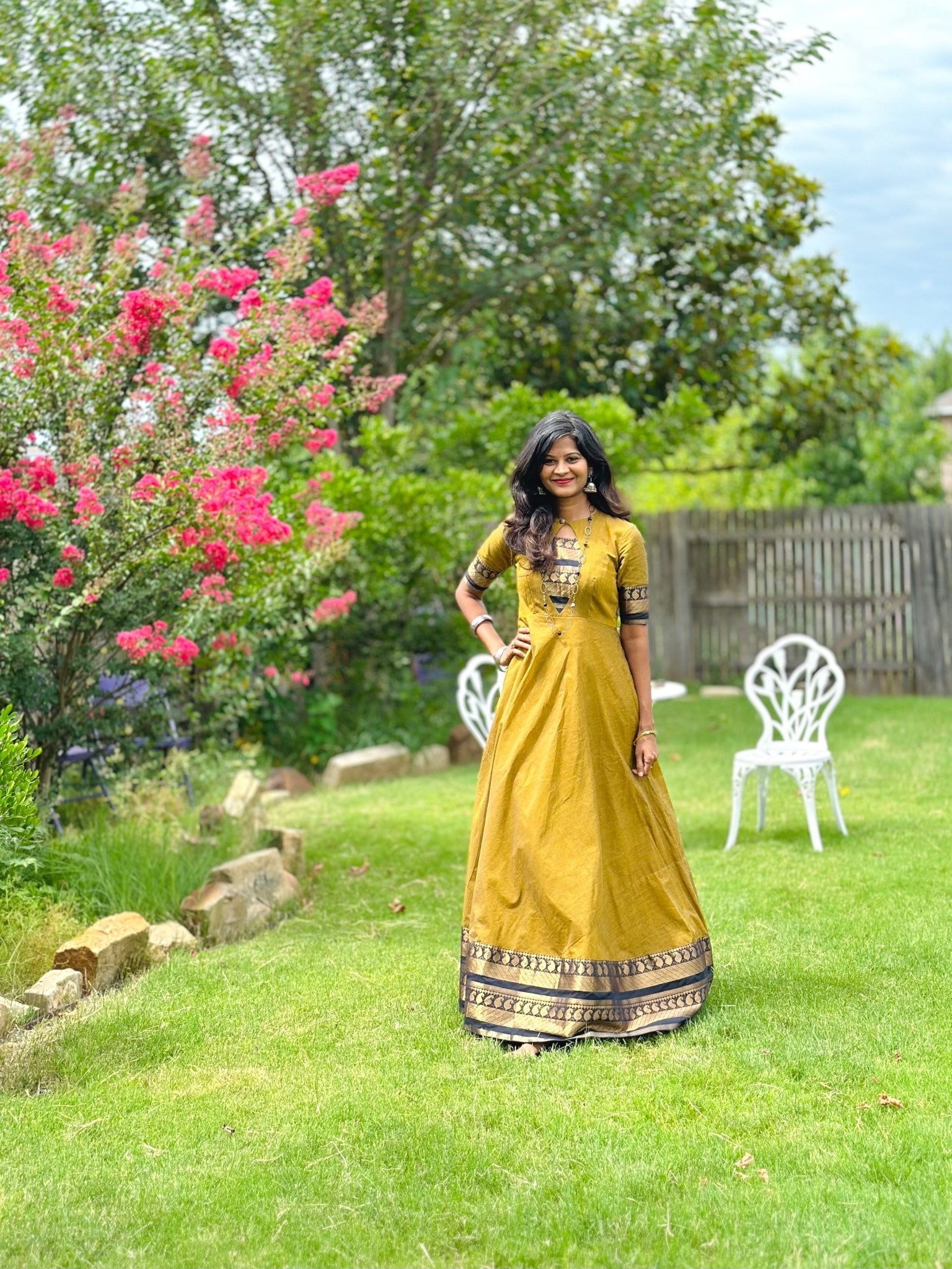 Saveri - Olive green dress with Black border M Saveri - Olive green dress with Black border M