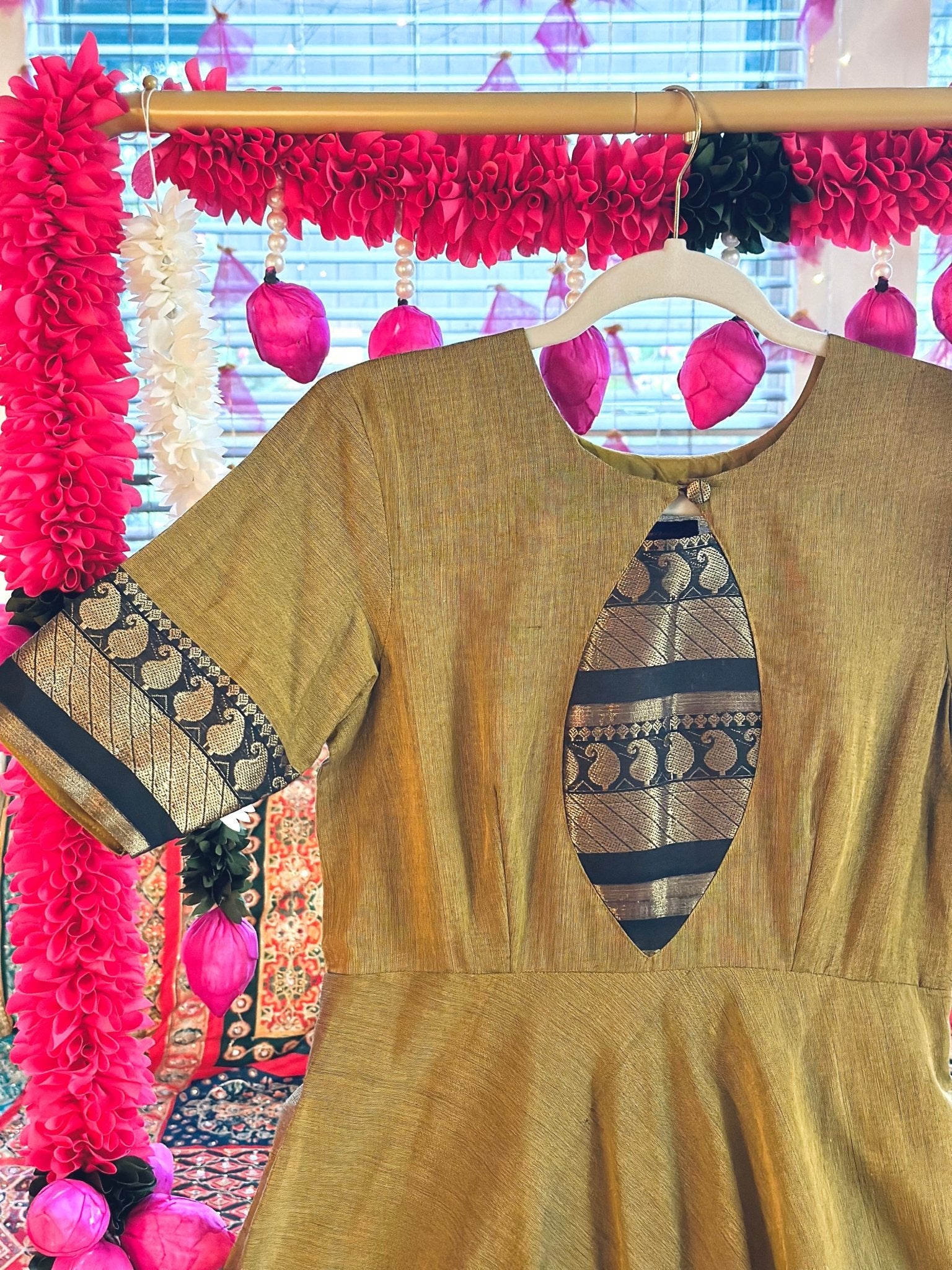 Saveri - Olive green dress with Black border M Saveri - Olive green dress with Black border M
